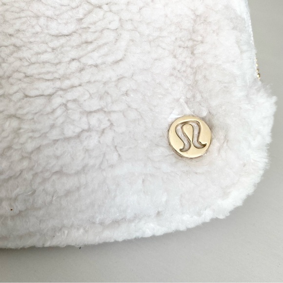 Lululemon Everywhere Belt Bag Fleece White & Gold NWT - Picture 2 of 11